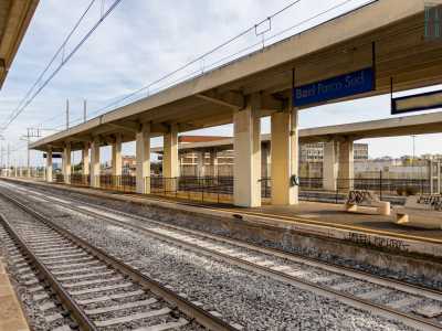 A ridosso del giardino si trova anche la fermata ferroviaria di Bari Parco Sud 
